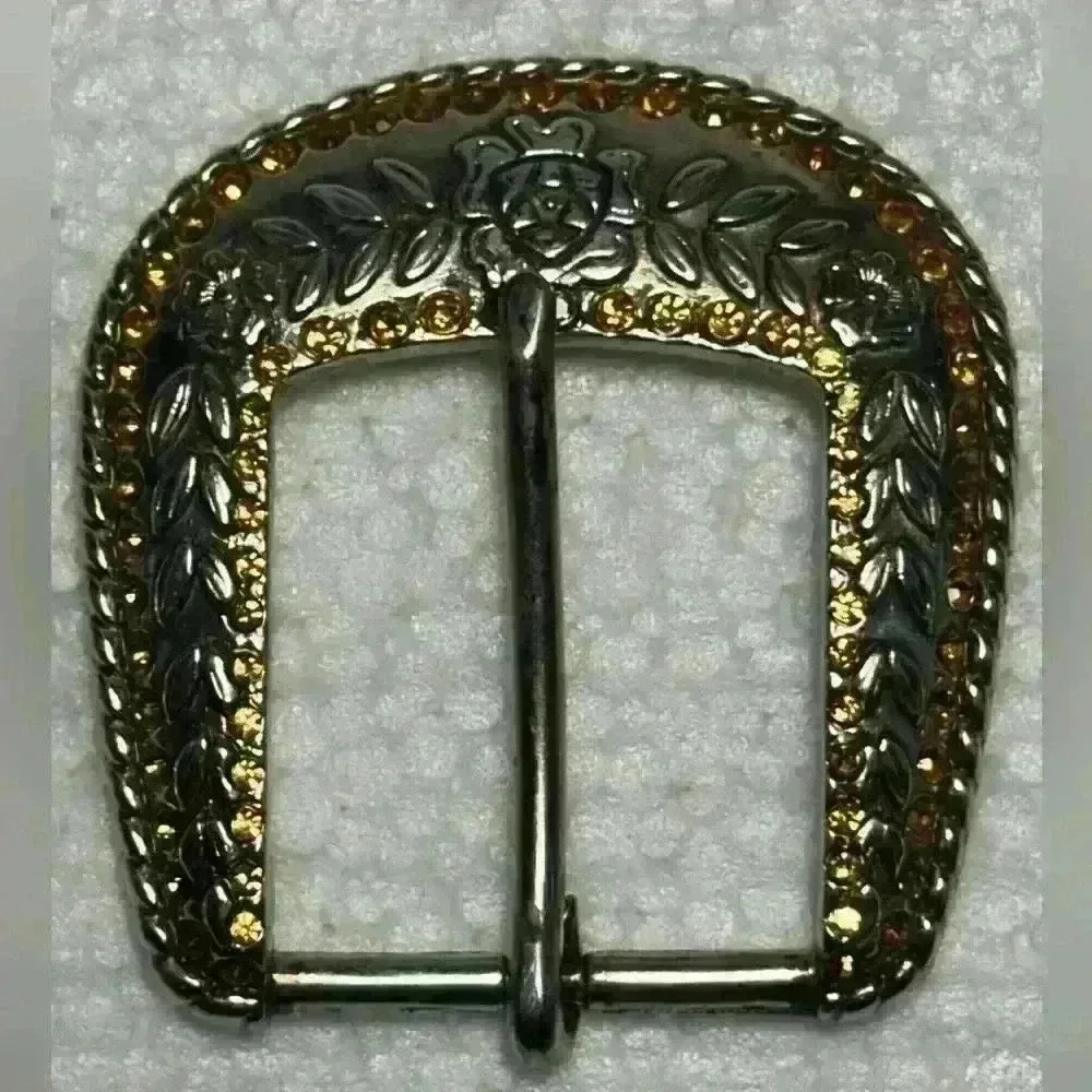 An Ariat women’s belt buckle, belt loop and end tip.